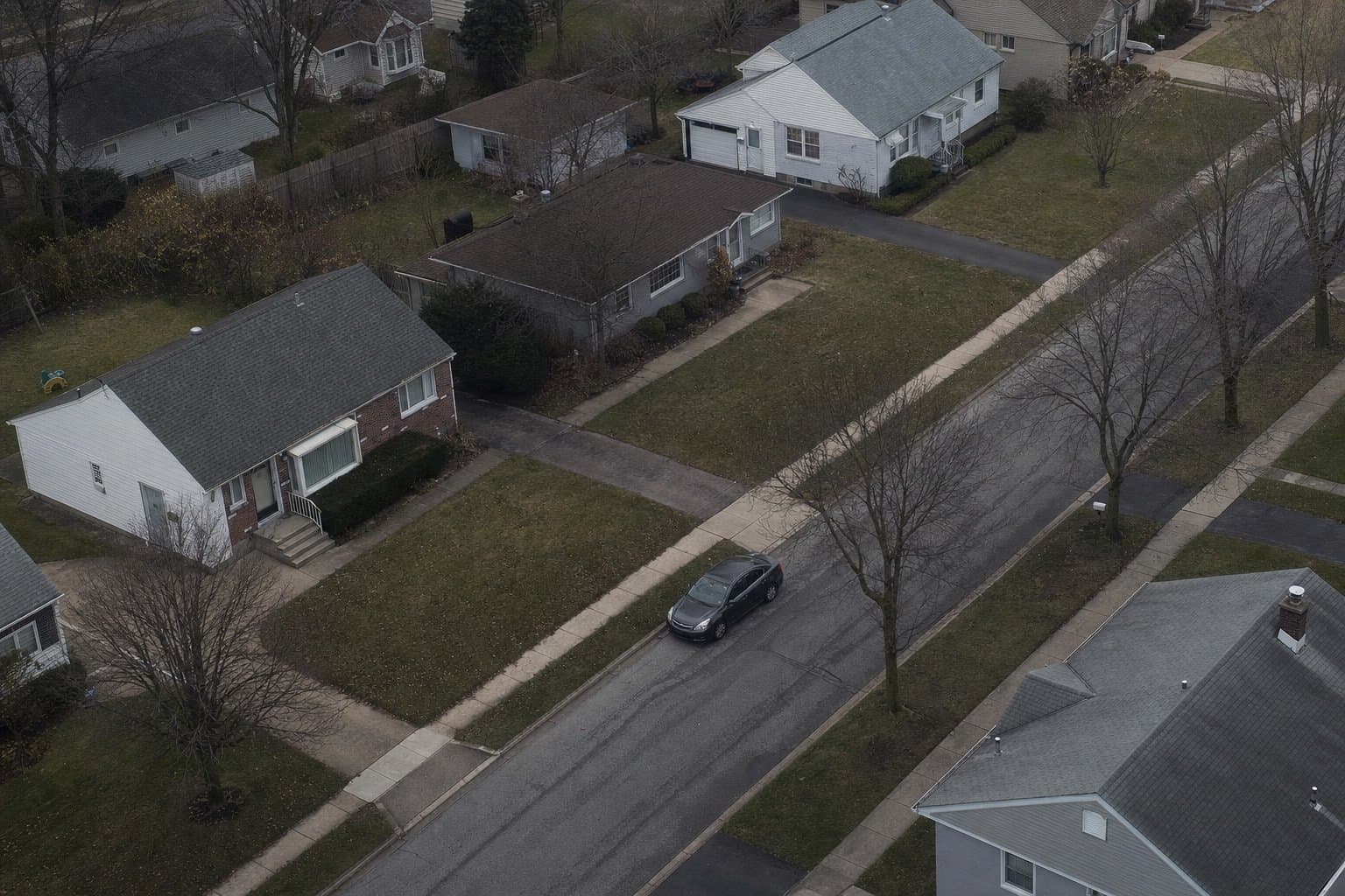 Roofs and street layouts as visual clues